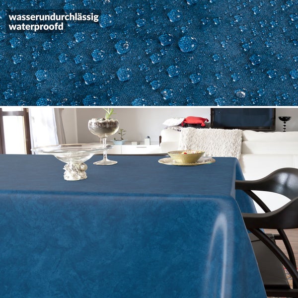 Wasserundurchlässige blaue Tischdecke in modernem Wohnzimmer mit Detailansicht von Wassertropfen auf der wasserabweisenden Oberfläche.