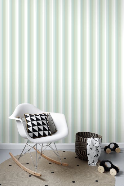 Zimmergestaltung mit gestreifter Tapete, Sessel und Dekoration