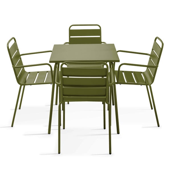 Gartenmöbel-Set bestehend aus einem quadratischen Tisch und vier Armlehnenstühlen aus Metall in Olivgrün mit Lattendesign.