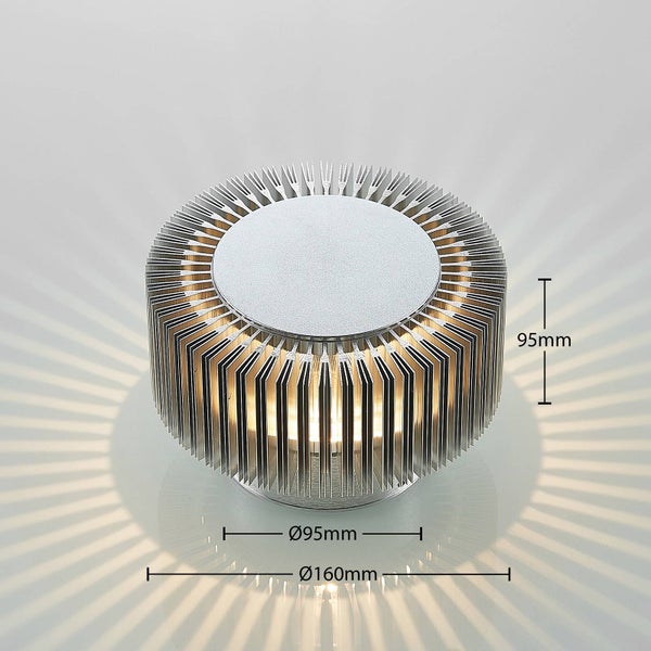Runde Metall-Tischleuchte mit Lamellen, Höhe 95 Millimeter, oberer Durchmesser 95 Millimeter, Gesamtdurchmesser 160 Millimeter.