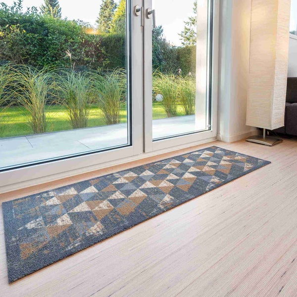 Langer Läufer mit geometrischem Dreiecksmuster vor einer Terrassentür