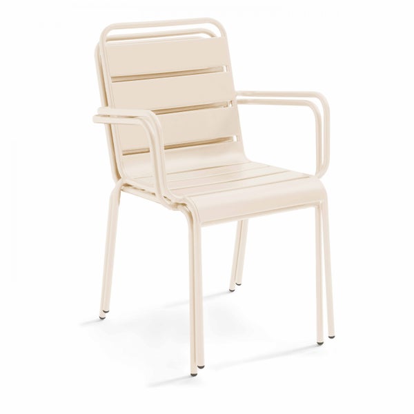 Gartenstuhl mit Armlehnen aus Metall in Sandfarben mit Latten-Design.