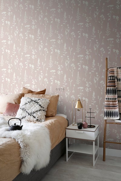 Schlafzimmer mit Bett, Nachttisch und Blumentapete