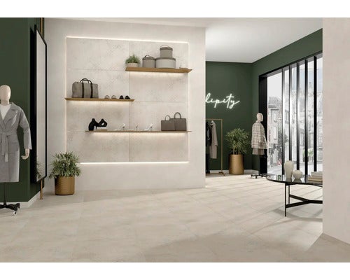 Heller Raum mit Regalen, Dekoration und Fliesenboden.