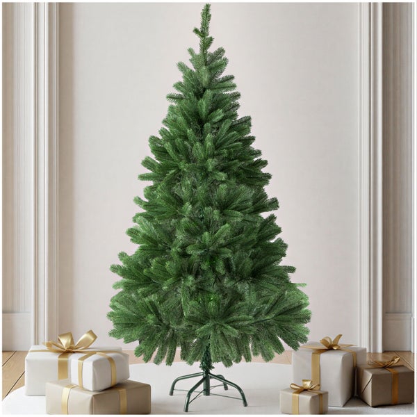 Künstlicher Weihnachtsbaum in einem Raum mit Geschenkpaketen am Boden