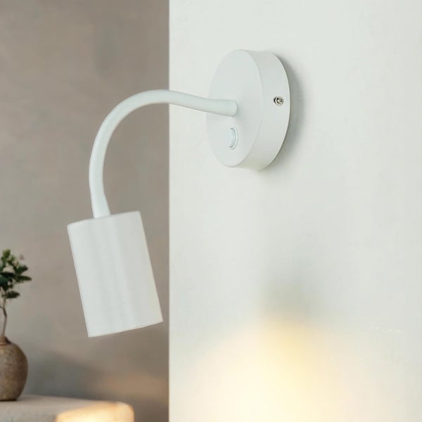 Weiße Wandleuchte mit flexiblem Arm und zylindrischem Lampenschirm an der Wand montiert.