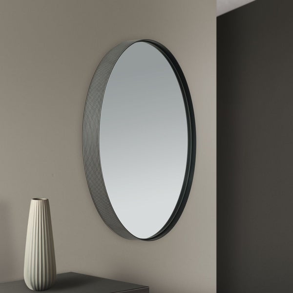 Runder Wandspiegel mit geripptem Rahmen, modern und elegant gestaltet.