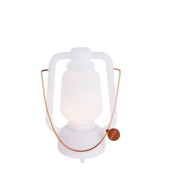Weiße LED-Laterne aus Kunststoff mit kupferfarbenem Metallbügel.