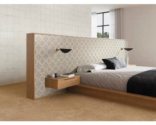 Modernes Schlafzimmer mit gemusterten Wandfliesen hinter dem Bett und Bodenfliesen in Steinoptik. Hell und organisiert gestaltet.