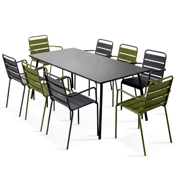 Gartenmöbel-Set mit einem großen rechteckigen Tisch und acht Metallstühlen in Grau und Grün mit Armlehnen und Lattenstruktur.