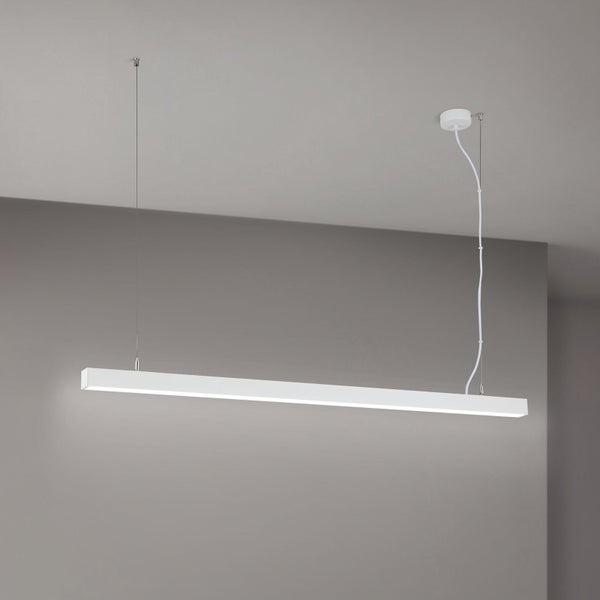 Moderne LED Pendelleuchte in länglicher Form mit Seilabhängung für eine gleichmäßige Raumausleuchtung.