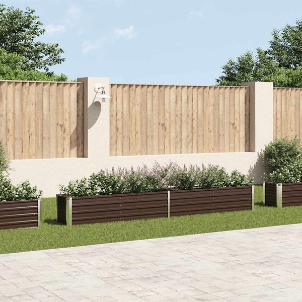 Metall-Hochbeete auf einer Rasenfläche vor einer Gartenmauer mit Holzschutzzaun, modernes Gartendesign mit Bepflanzung.