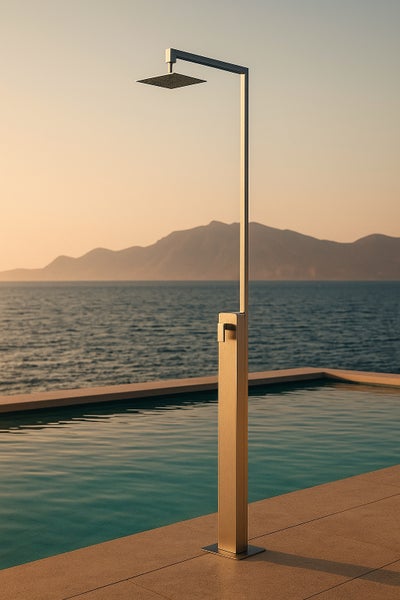 Moderne minimalistische Gartendusche aus Metall mit quadratischem Duschkopf an einem Pool mit Meerblick.