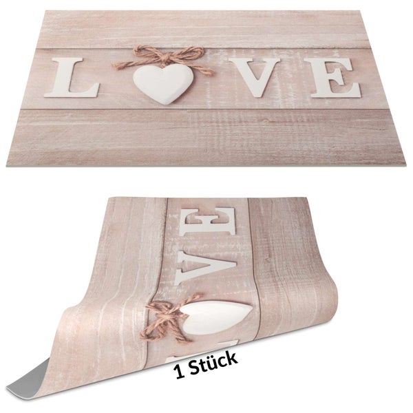 Vinyl-Bodenmatte mit Holzoptik, weißem Schriftzug LOVE und weißem Herz mit Juteschleife.