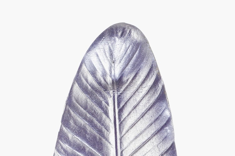 Nahaufnahme eines grünen Kiefernzweigs mit langen Nadeln an einem braunen Stiel.