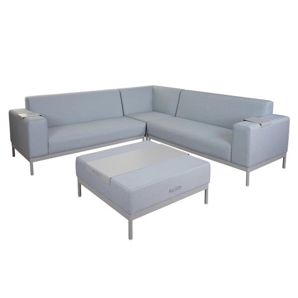 Modernes Garten-Lounge-Set in Hellgrau, bestehend aus Ecksofa mit Armlehnen-Tabletts und Hocker mit Metalltablett.