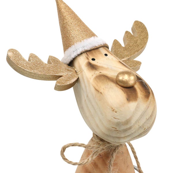 Dekorativer Holzren mit Mütze und Geweih als festliche Dekoration