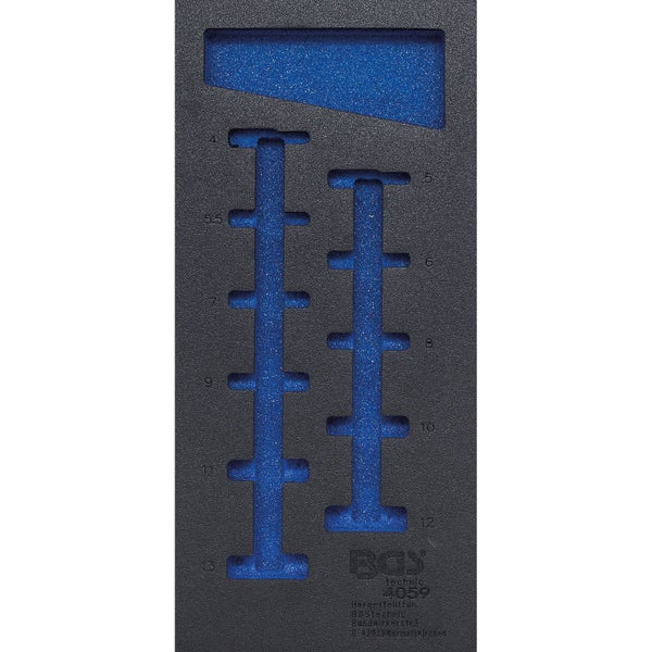 Werkbank mit zwei Metall-Schubladenschränken und einer Holz-Arbeitsplatte für die Werkstatt-Organisation.