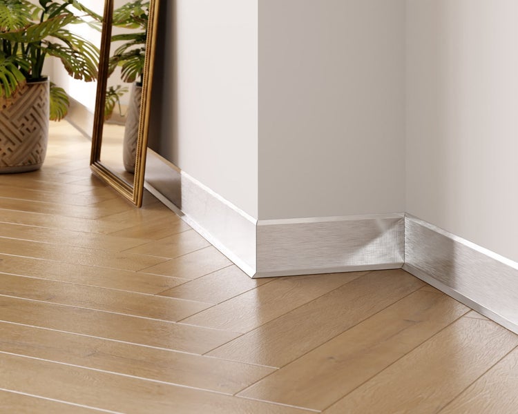 Szene mit Sockelleiste aus Aluminium an einer Wand mit Holzboden