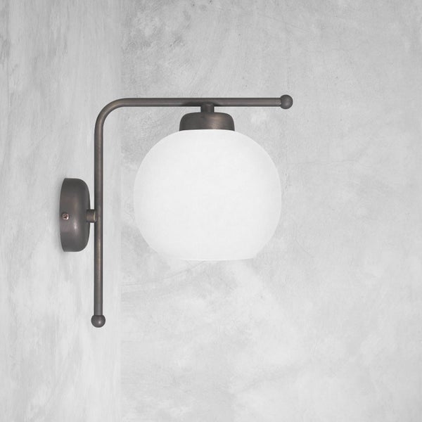 Wandleuchte mit kugelförmigem Lampenschirm aus Glas