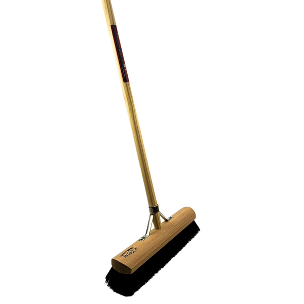 Kehrbesen mit Holzstiel und schwarzen Borsten