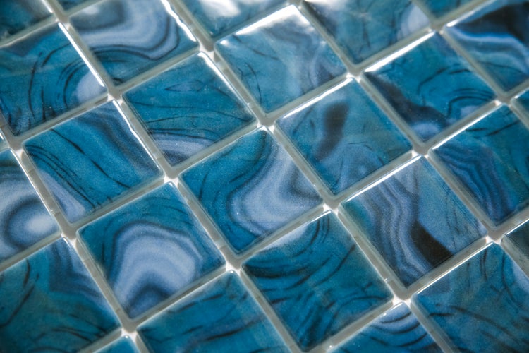 Gepresstes Glasmosaik auf Netz für Badezimmer und Küche 31.5cm x 47,7cm - Modena Praga Pool