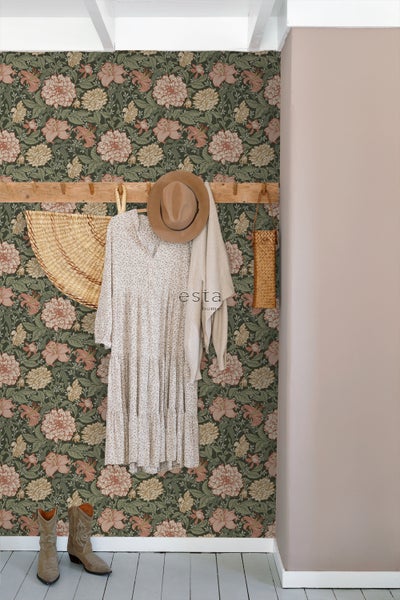 Dekoratives Interieur mit geblümter Tapete, Kleidern, Hut und Stiefeln