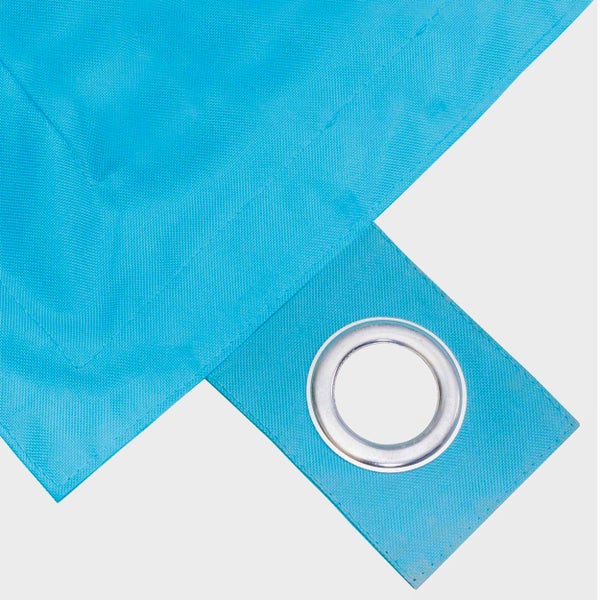 Detailansicht eines blauen Sonnensegels mit Metallöse zur Befestigung.