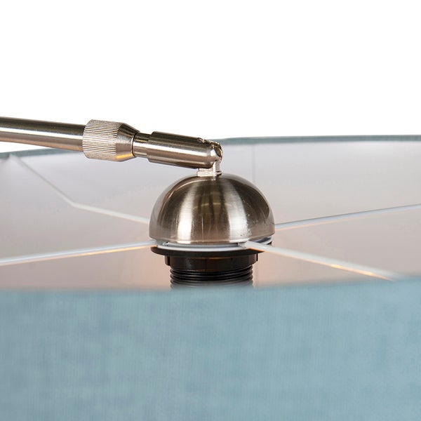 Detailaufnahme einer Lampe mit Lampenschirm und Metallelementen