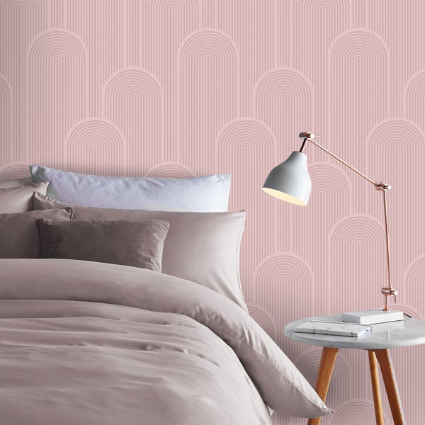 Nahaufnahme verschiedener dekorativer Kissen mit unterschiedlichen Texturen und Mustern.