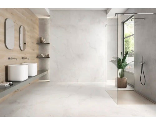 Helles Badezimmer mit Waschbecken, Spiegeln und Dusche