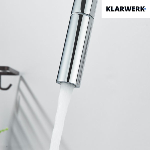 Ausziehbarer Brausekopf einer Küchenarmatur in Chrom mit fließendem Wasser und Klarwerk Logo.