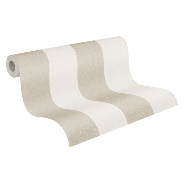 Dekoratives Zimmer mit Bett, Lampe und Tisch