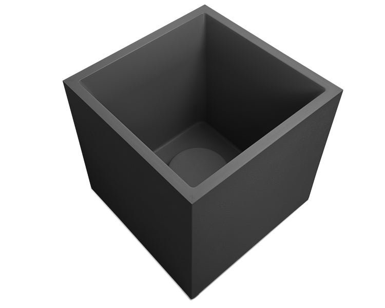 Außenbereich mit Pflanzen in Beton Pflanzkübeln auf einer Holzterrasse