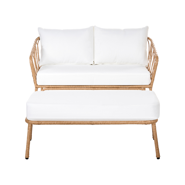 Garten-Lounge-Set aus beigem Rattangeflecht mit 2-Sitzer Sofa, passendem Hocker und weißen Polstern.