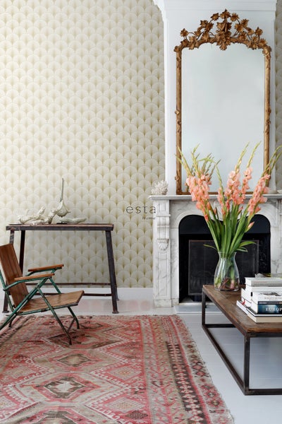 Dekoratives Wohnzimmer mit gemusterter Tapete, Kamin und Vintage-Möbeln.