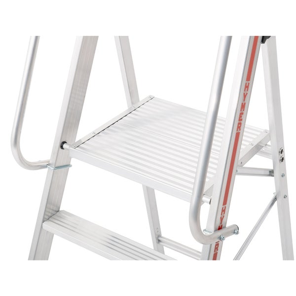 Detailansicht einer Aluminium-Trittleiter mit Haltebügel und Stufen mit Riffelblech