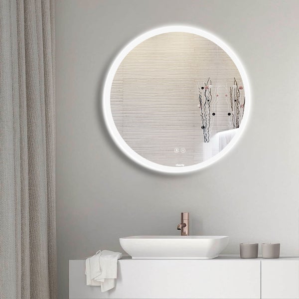 Runder Badezimmerspiegel mit integrierter LED Beleuchtung und Touch Bedienung über dem Waschbecken in modernem Badezimmer