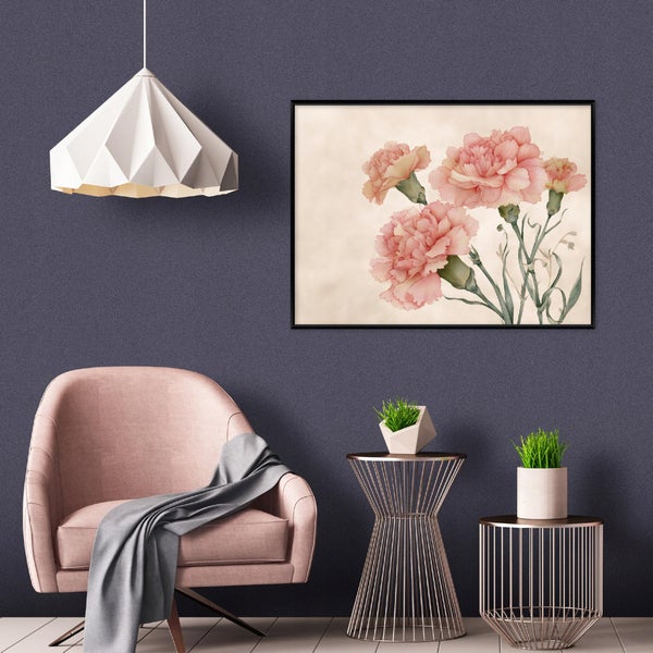 Wohnzimmer mit Sessel, Beistelltischen, moderner Pendelleuchte und gerahmtem Nelkenblüten Wandbild an einer tapezierten Wand.