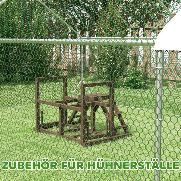 Hühnerleiter aus Holz in einem Hühnergehege mit Drahtgeflecht