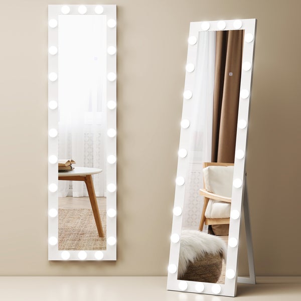 Ganzkörperspiegel mit LED-Beleuchtung im Hollywood-Stil, weißer Rahmen mit integrierten Leuchtmitteln und Touch-Sensor.
