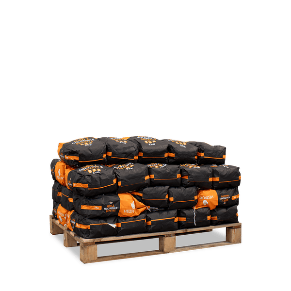 Palette mit Heizfuxx Grill-Holzkohlebriketts in 5-Kilogramm-Säcken.