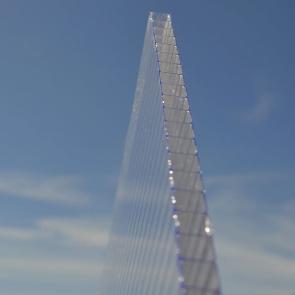 Transparente Hohlkammerplatte aus Polycarbonat mit sichtbarer Stegstruktur.