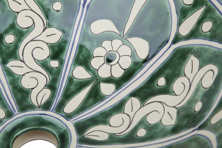 Detailansicht eines Keramikwaschbeckens mit floralem Dekor