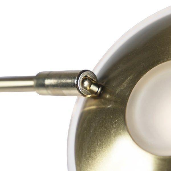 Detailaufnahme einer goldenen Lampe mit verstellbarem Gelenkarm