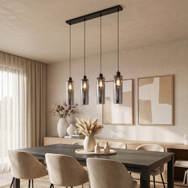 Moderne vierflammige Pendelleuchte mit zylindrischen Glasschirmen über einem dunklen Esstisch in einem hellen Esszimmer im skandinavischen Stil.