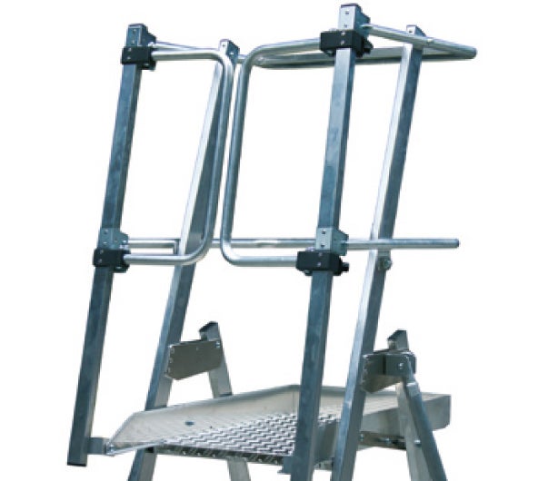 Aluminium Rollgerüst mit Sicherheitsgeländer für den sicheren Einsatz in der Höhe.