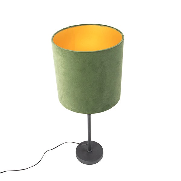 Tischleuchte mit grünem Samtschirm, goldener Innenseite und schwarzem Metallfuß.