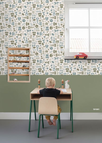 Kinderzimmer mit Schreibtisch, Stuhl, Regal und Tapete mit Sportmotiven