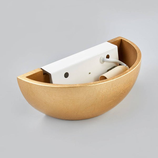 Halbrunde Wandleuchte mit strukturierter goldfarbener Oberfläche, weißer Innenhalterung und Lampenfassung.